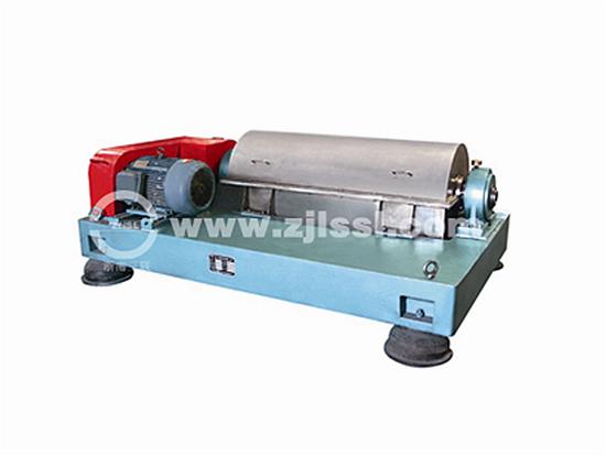 Single motor horizontal screw centrifuge